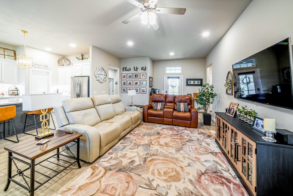 1807 W Forest Ridge Property Photo 6