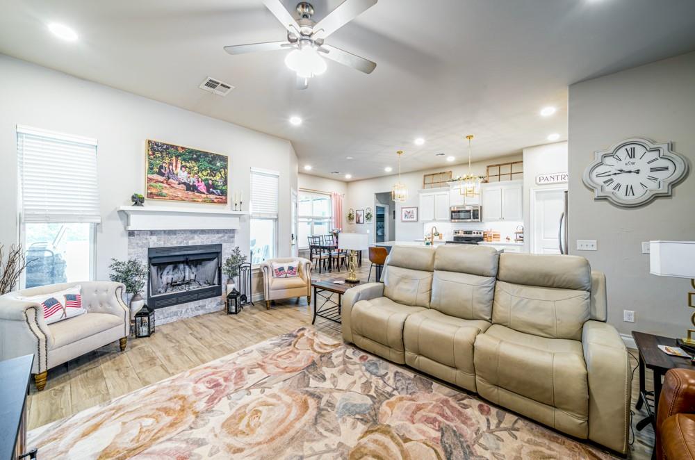 1807 W Forest Ridge Property Photo 7