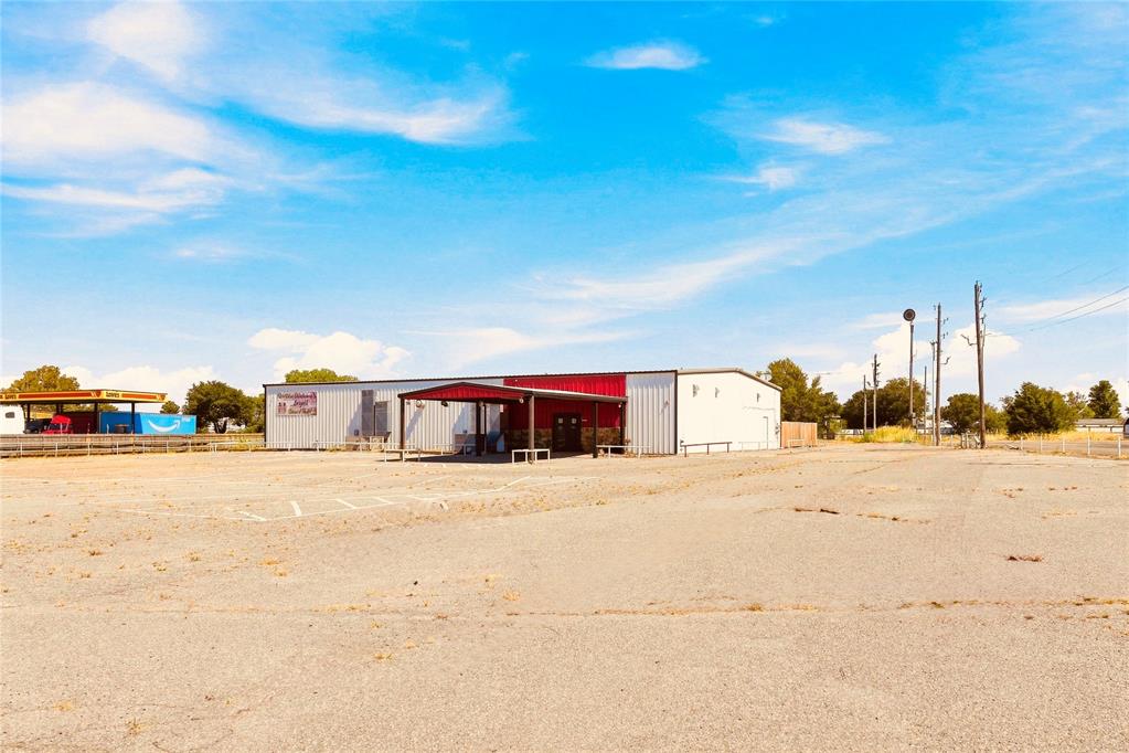 2707 E 66 Highway Property Photo 3
