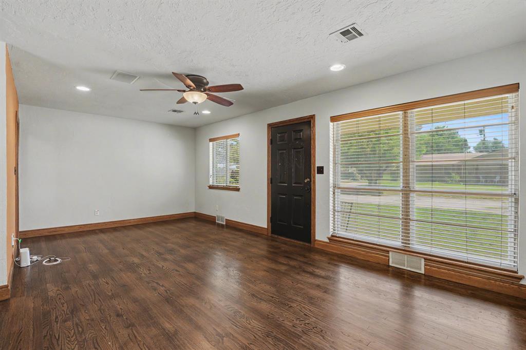 713 Hedge Drive Property Photo 2