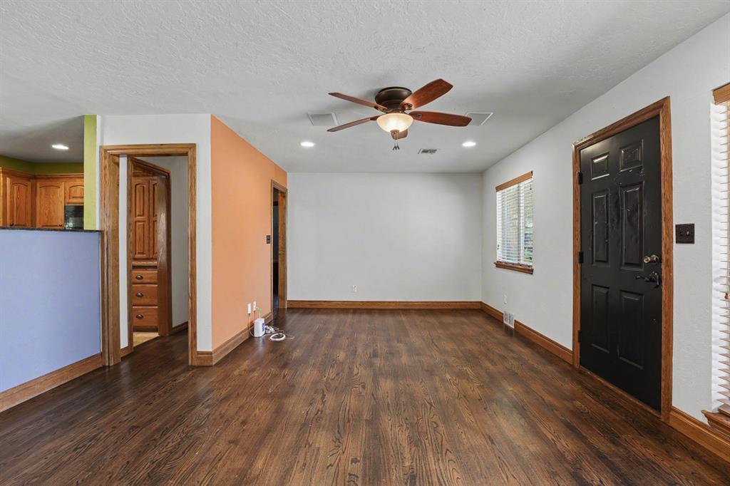 713 Hedge Drive Property Photo 3