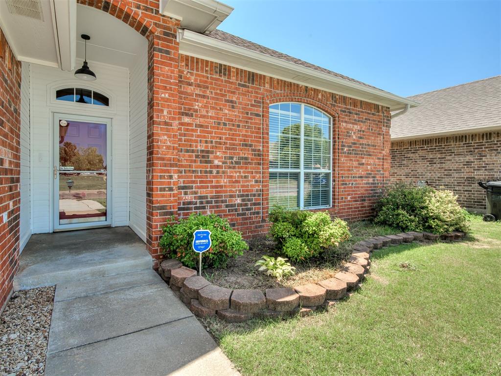 825 Oak Creek Drive Property Photo 4