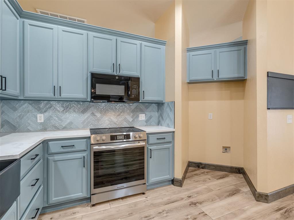 825 Oak Creek Drive Property Photo 11