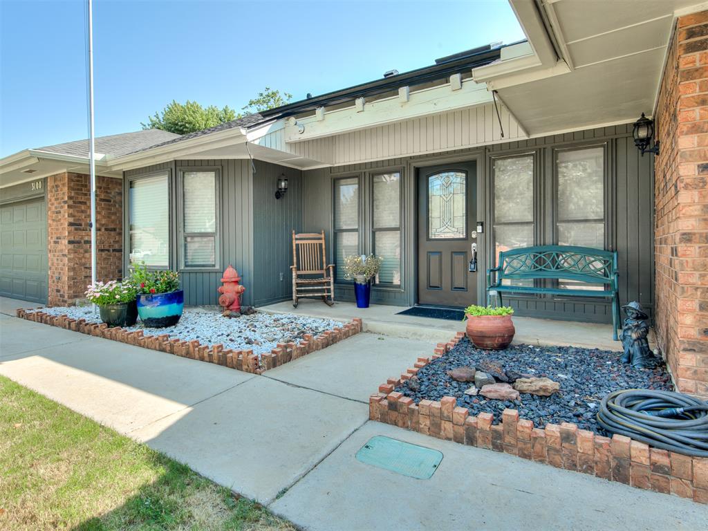 3100 N Meadowood Drive Property Photo 3