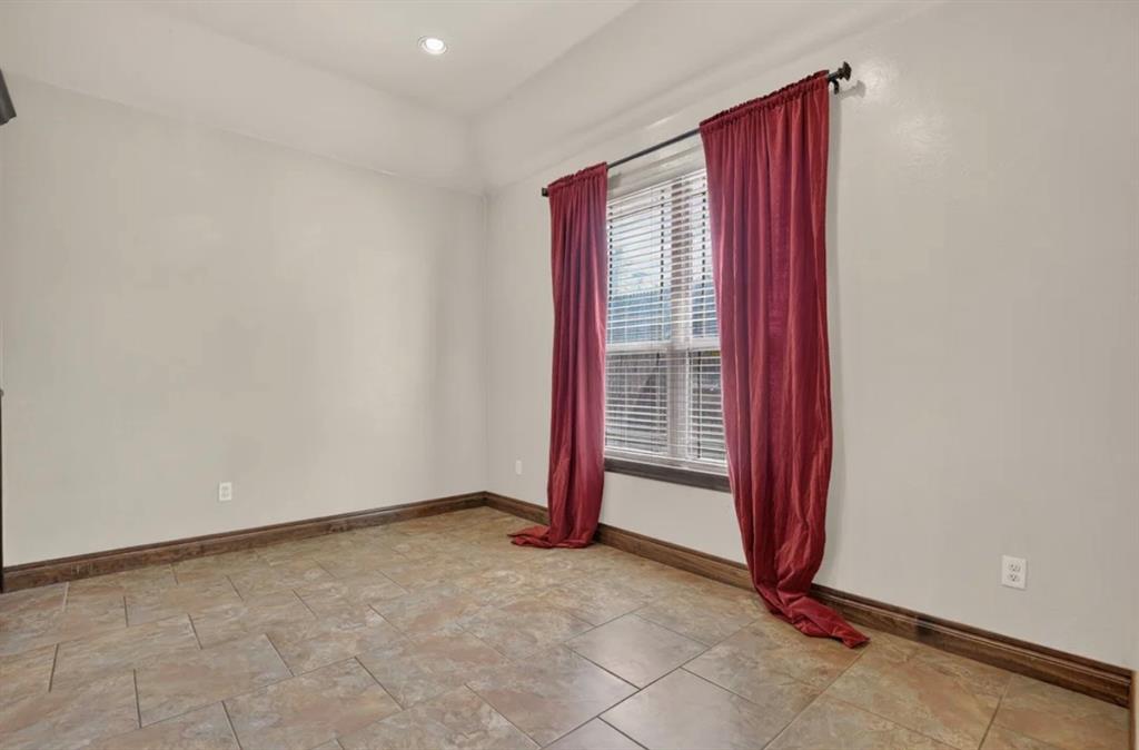 3712 Oakridge Circle Property Photo 7