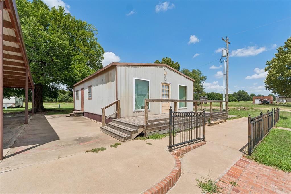 120 W Baty Avenue Property Photo 2