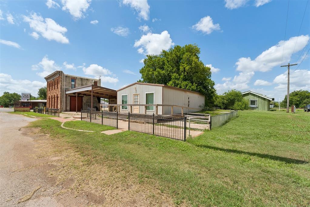 120 W Baty Avenue Property Photo 3