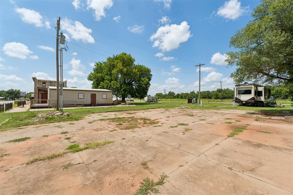 120 W Baty Avenue Property Photo 4