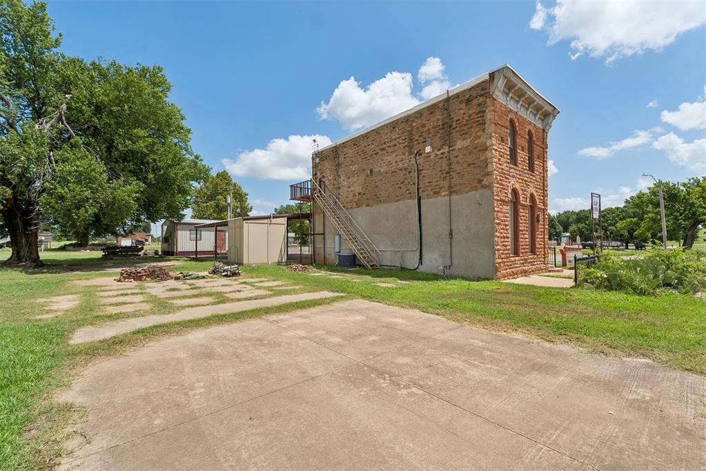 120 W Baty Avenue Property Photo 8