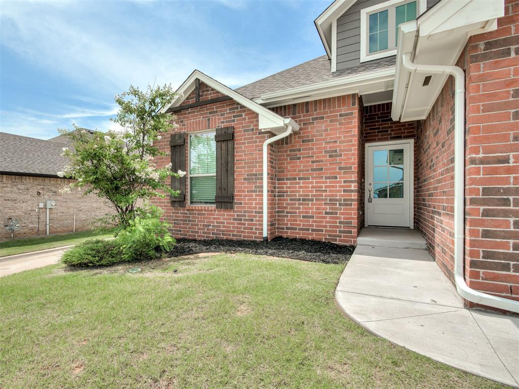 5209 White Gold Avenue Property Photo 2
