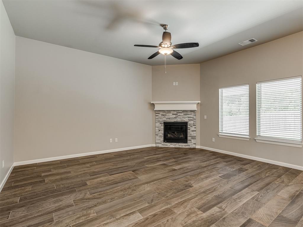 5209 White Gold Avenue Property Photo 4