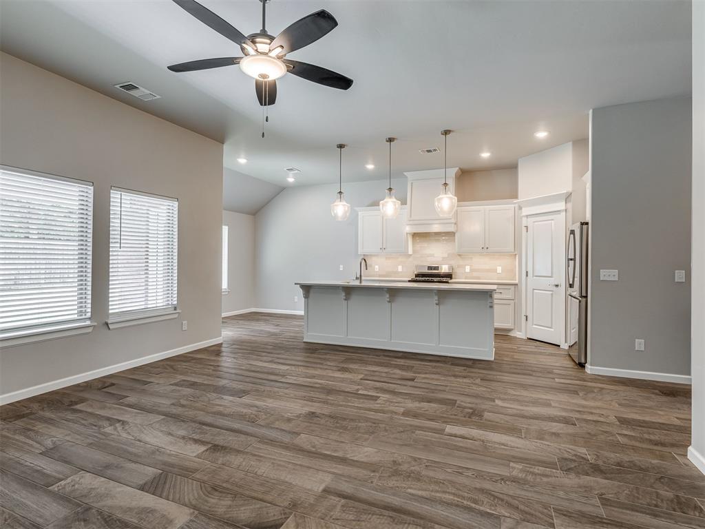 5209 White Gold Avenue Property Photo 5