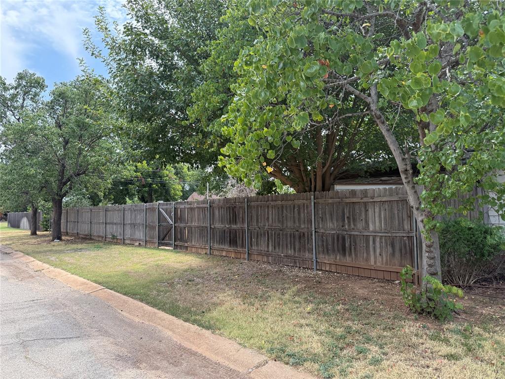 824 E Elm Street Property Photo 6