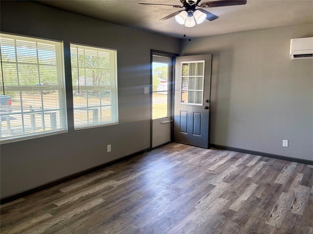 1012 N York Street Property Photo 6