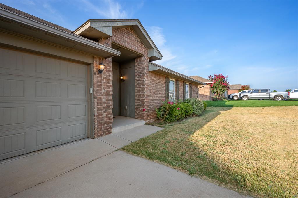 401 Tecumseh Meadows Court Property Photo 3