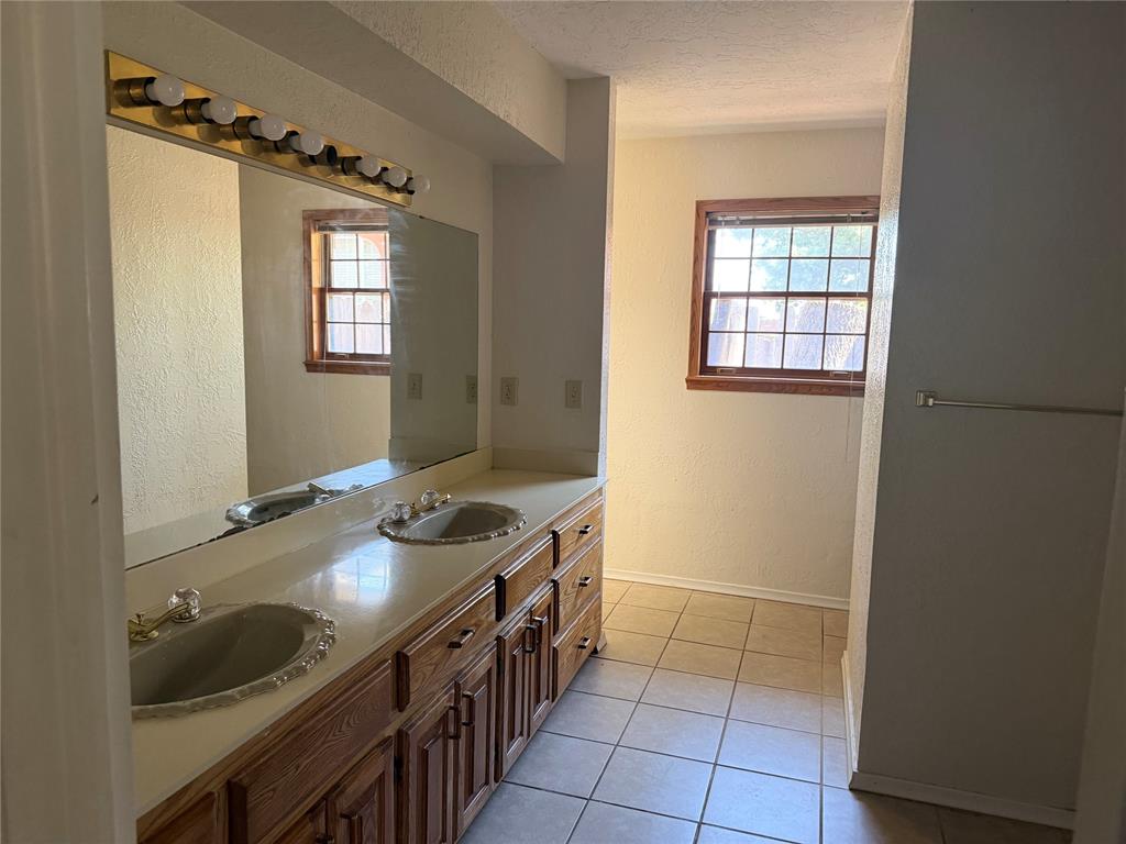 2508 Ne Heritage Creek Drive Property Photo 12