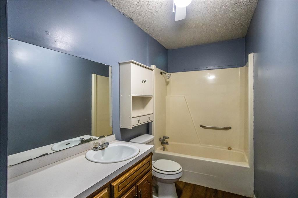 415 W Franklin Avenue Property Photo 8