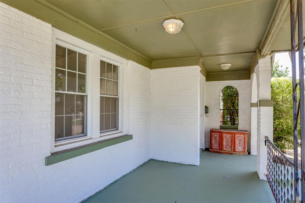 2220 N Indiana Avenue Property Photo 5