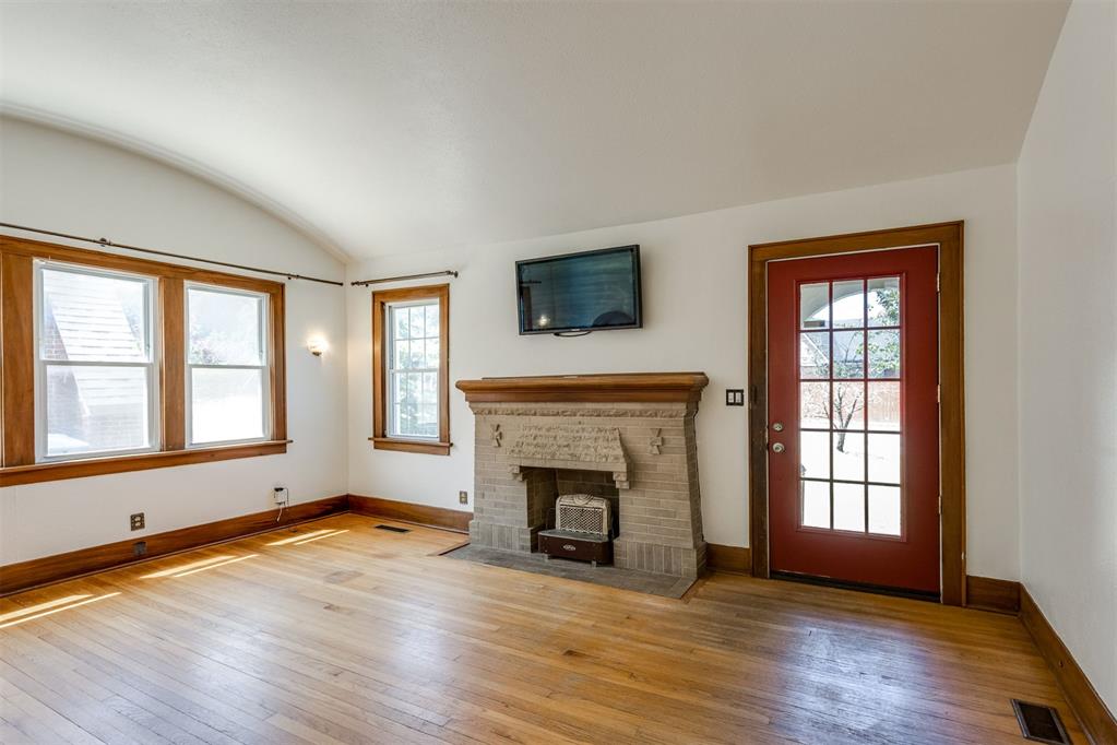 2220 N Indiana Avenue Property Photo 8