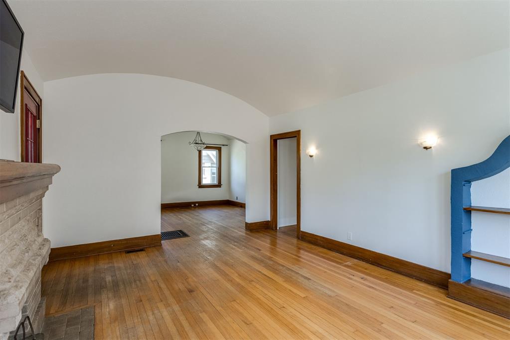 2220 N Indiana Avenue Property Photo 11