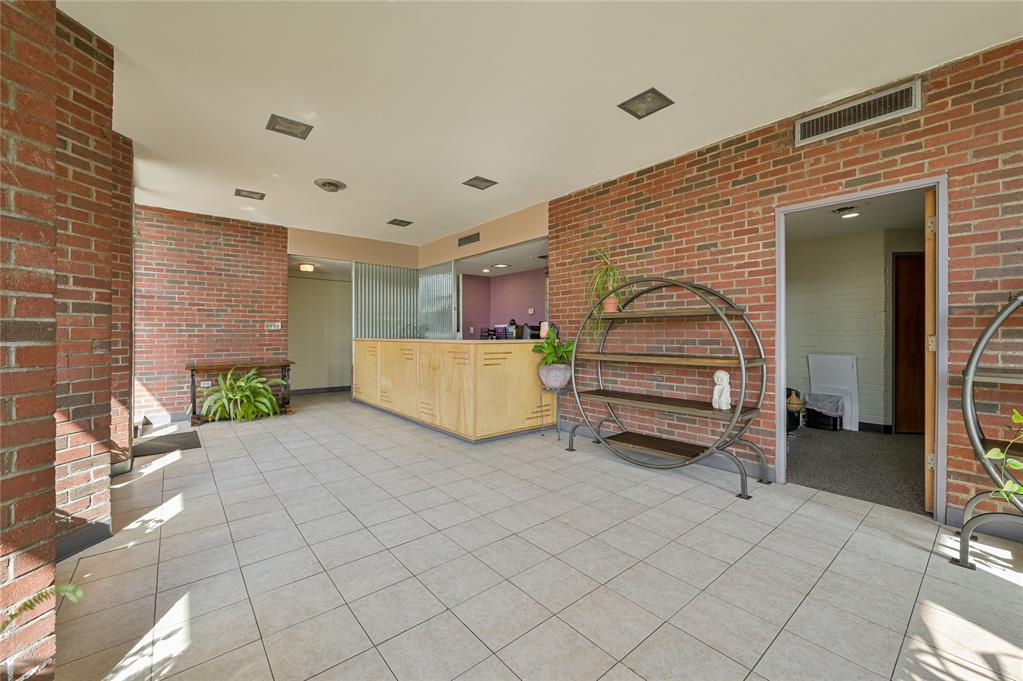 231 E Gray Street Property Photo 11