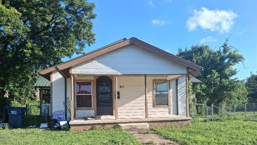 611 W Strothers Avenue Property Photo 1