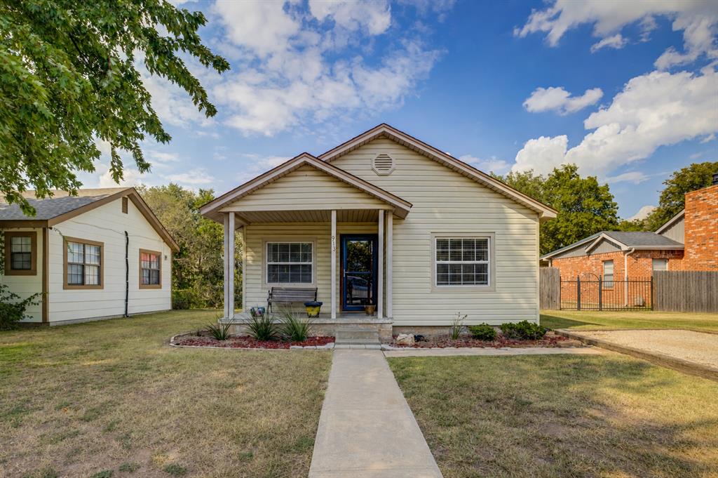 913 E Comanche Street Property Photo 1