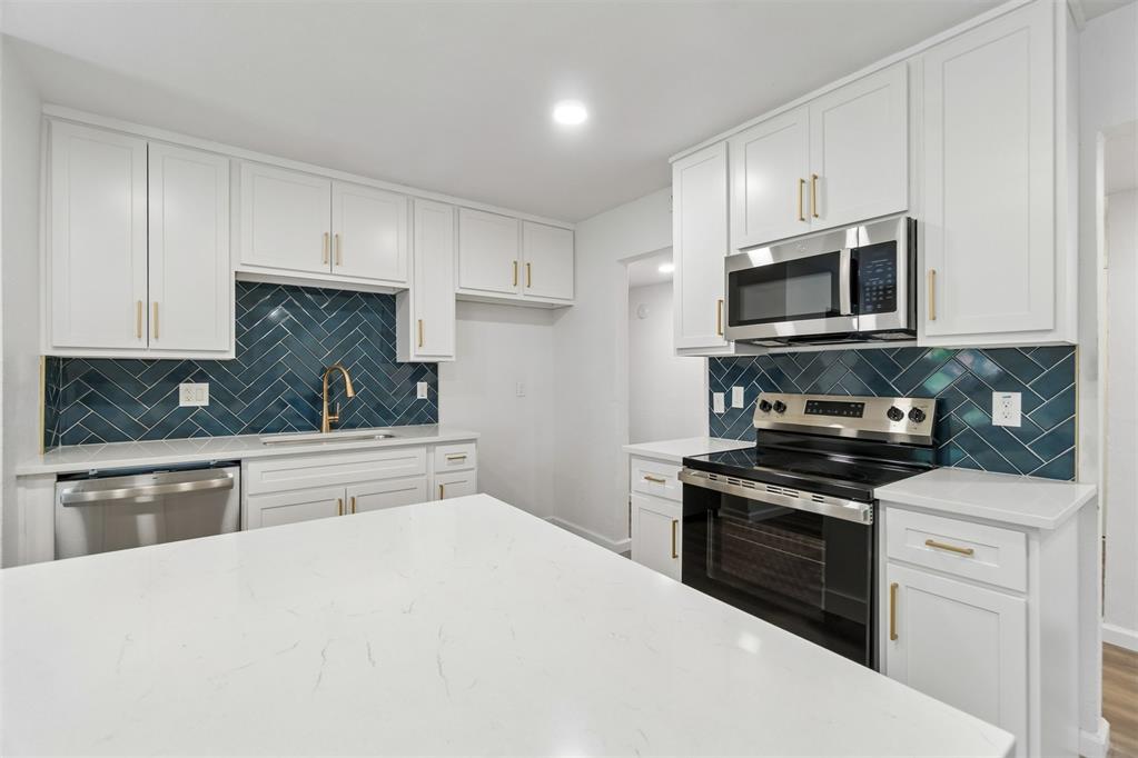 208 N English Drive Property Photo 3