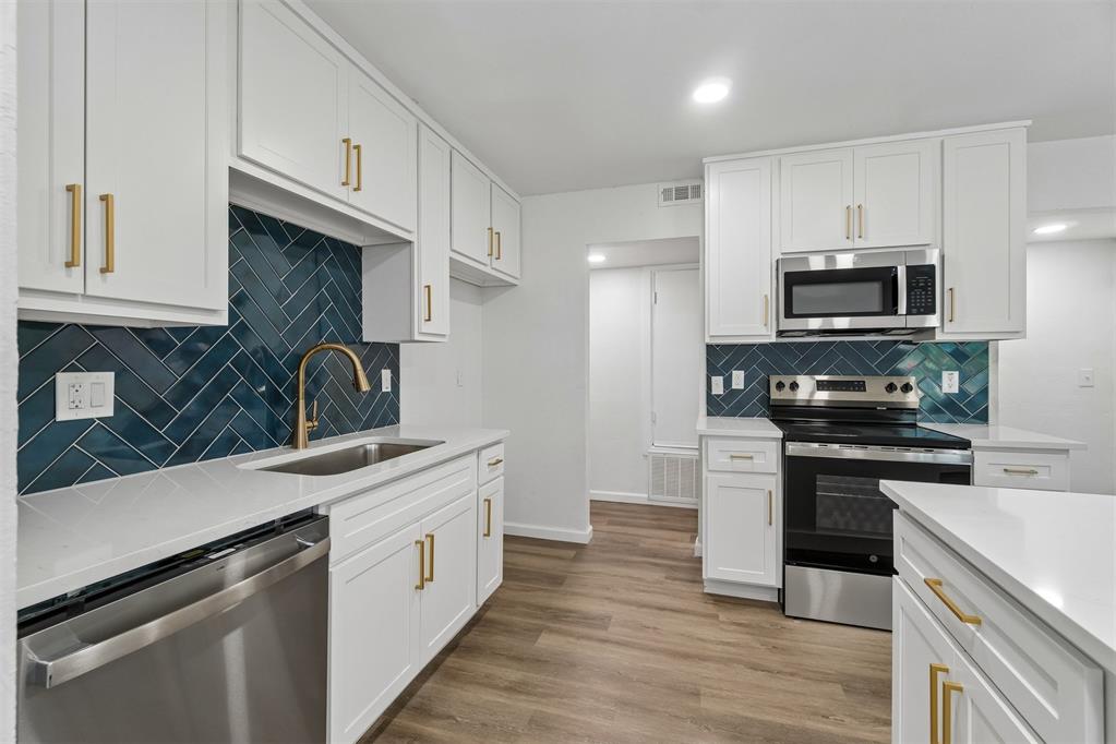 208 N English Drive Property Photo 4
