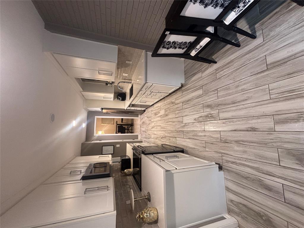 1242476 Property Photo 3