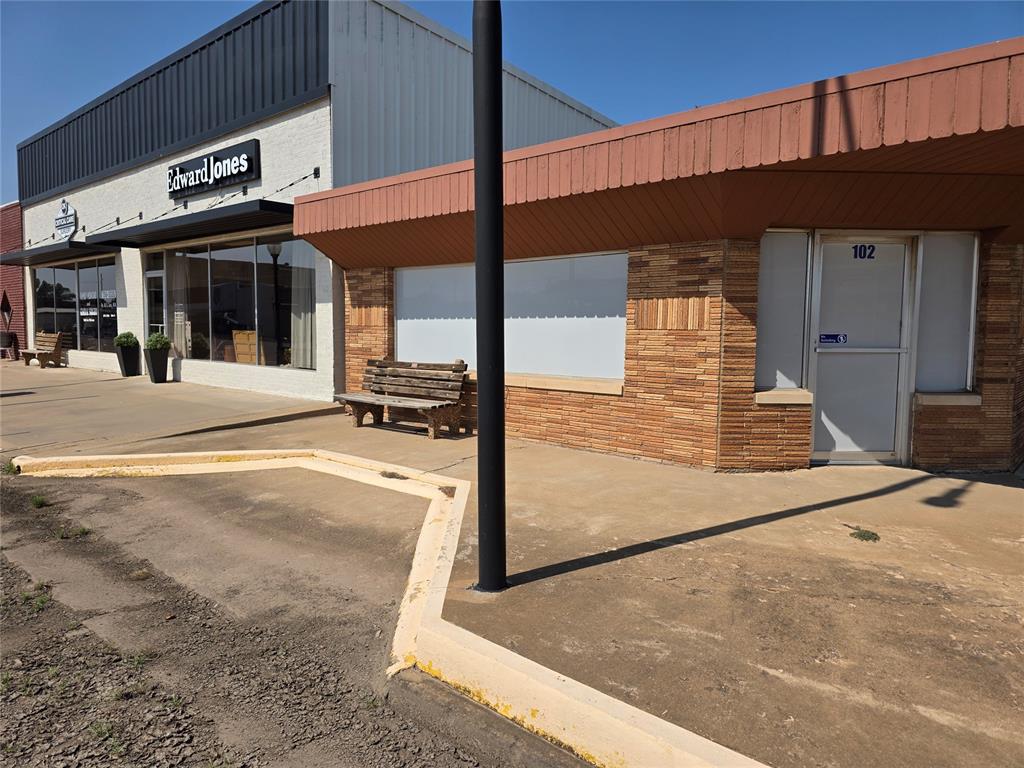 102 S Main Property Photo 2