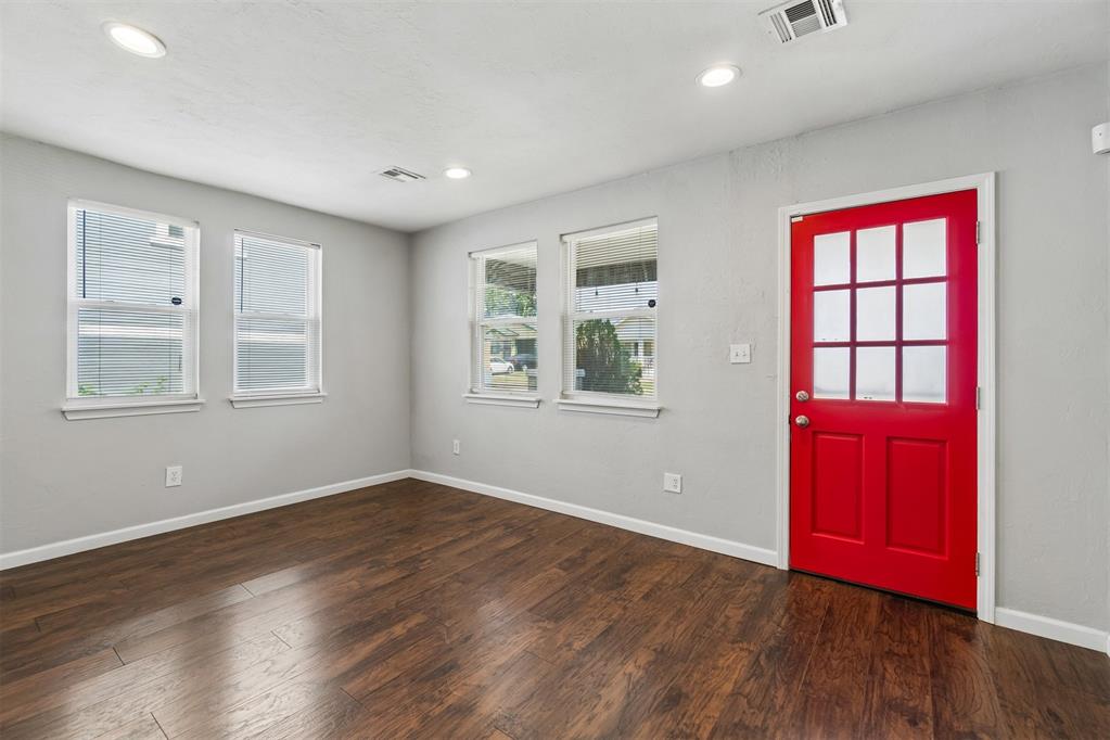 1012 W Hill Street Property Photo 5
