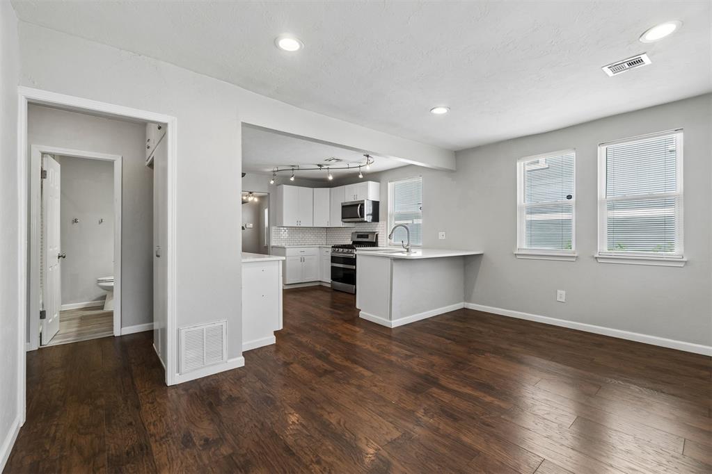 1012 W Hill Street Property Photo 6