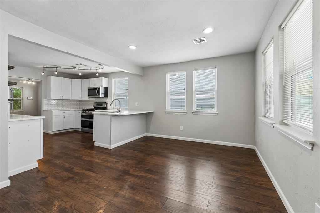 1012 W Hill Street Property Photo 11