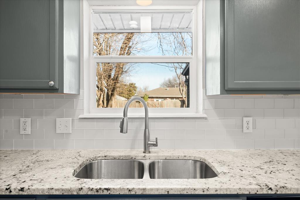 1501 Carlton Way Property Photo 4