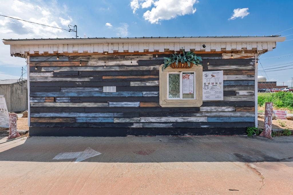 1836 N Kickapoo Avenue Property Photo 2