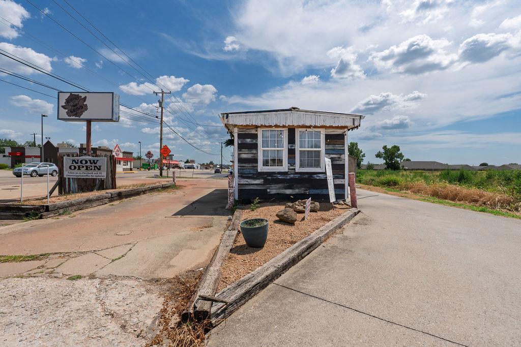1836 N Kickapoo Avenue Property Photo 3