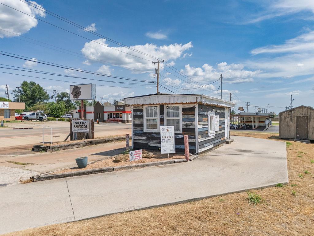 1836 N Kickapoo Avenue Property Photo 6
