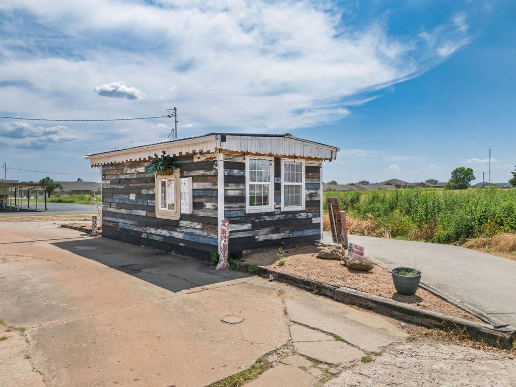 1836 N Kickapoo Avenue Property Photo 8