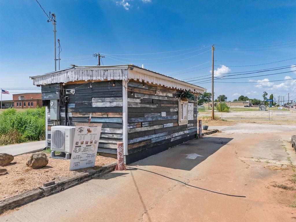 1836 N Kickapoo Avenue Property Photo 10