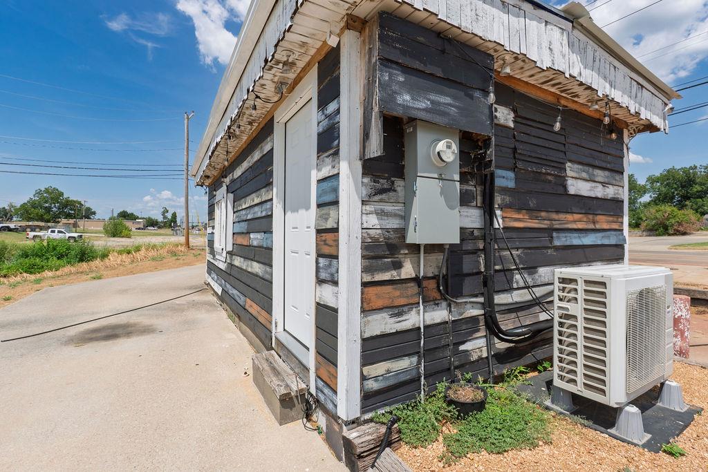 1836 N Kickapoo Avenue Property Photo 23