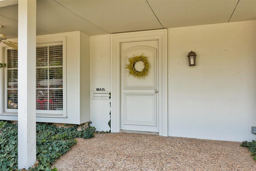 1744 Westbrooke Terrace Property Photo 3