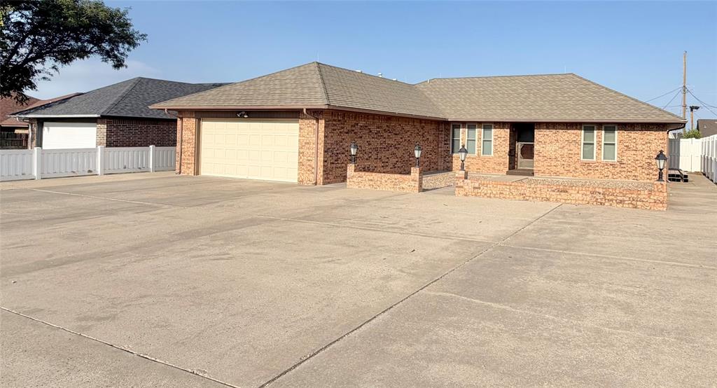 1915 Chisholm Drive Property Photo 2