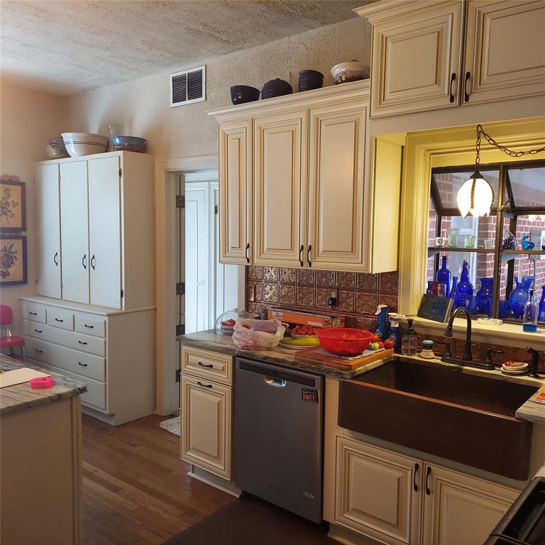 2121 W 15th Street Property Photo 3