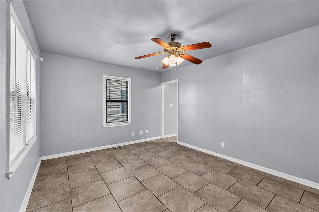 2036 Ne Grand Boulevard Property Photo 6