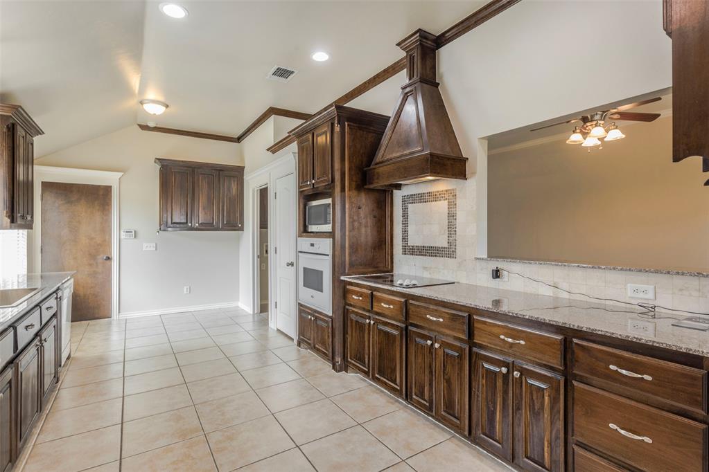 720 Hedgewood Drive Property Photo 3