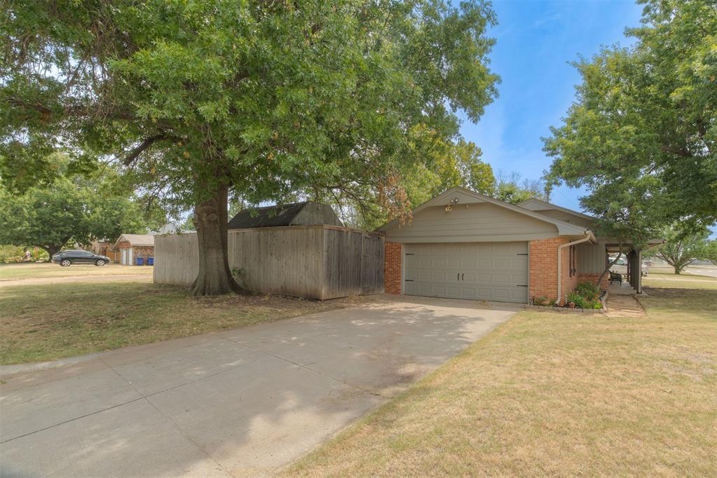 9404 N Lakeshore Drive Property Photo 4
