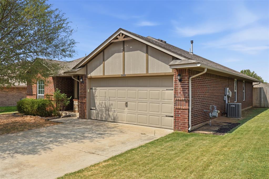 909 Cimarron Creek Drive Property Photo 3
