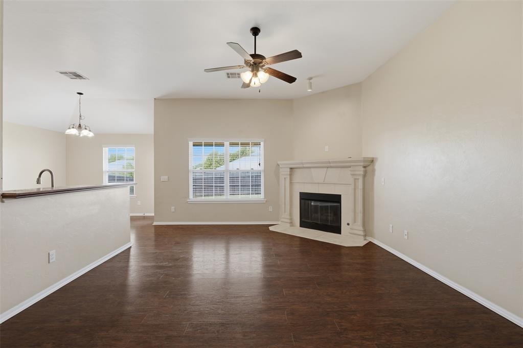 909 Cimarron Creek Drive Property Photo 6