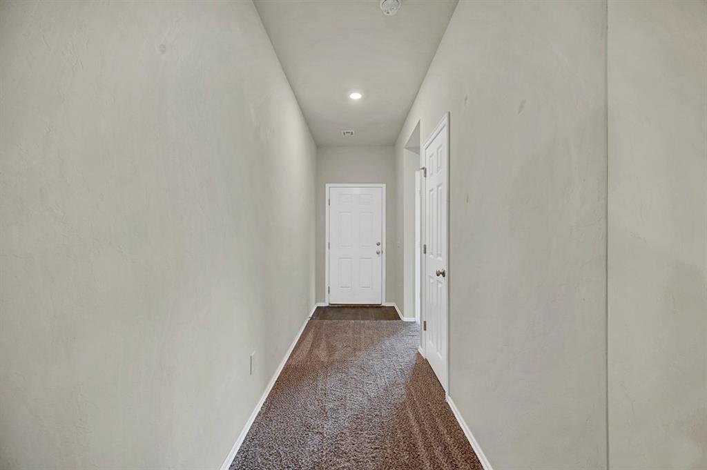 831 Twin Lakes Drive Property Photo 4